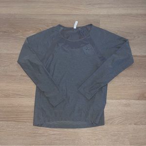 Under Armour Gray Fitted Long Sleeve Sweatshirt